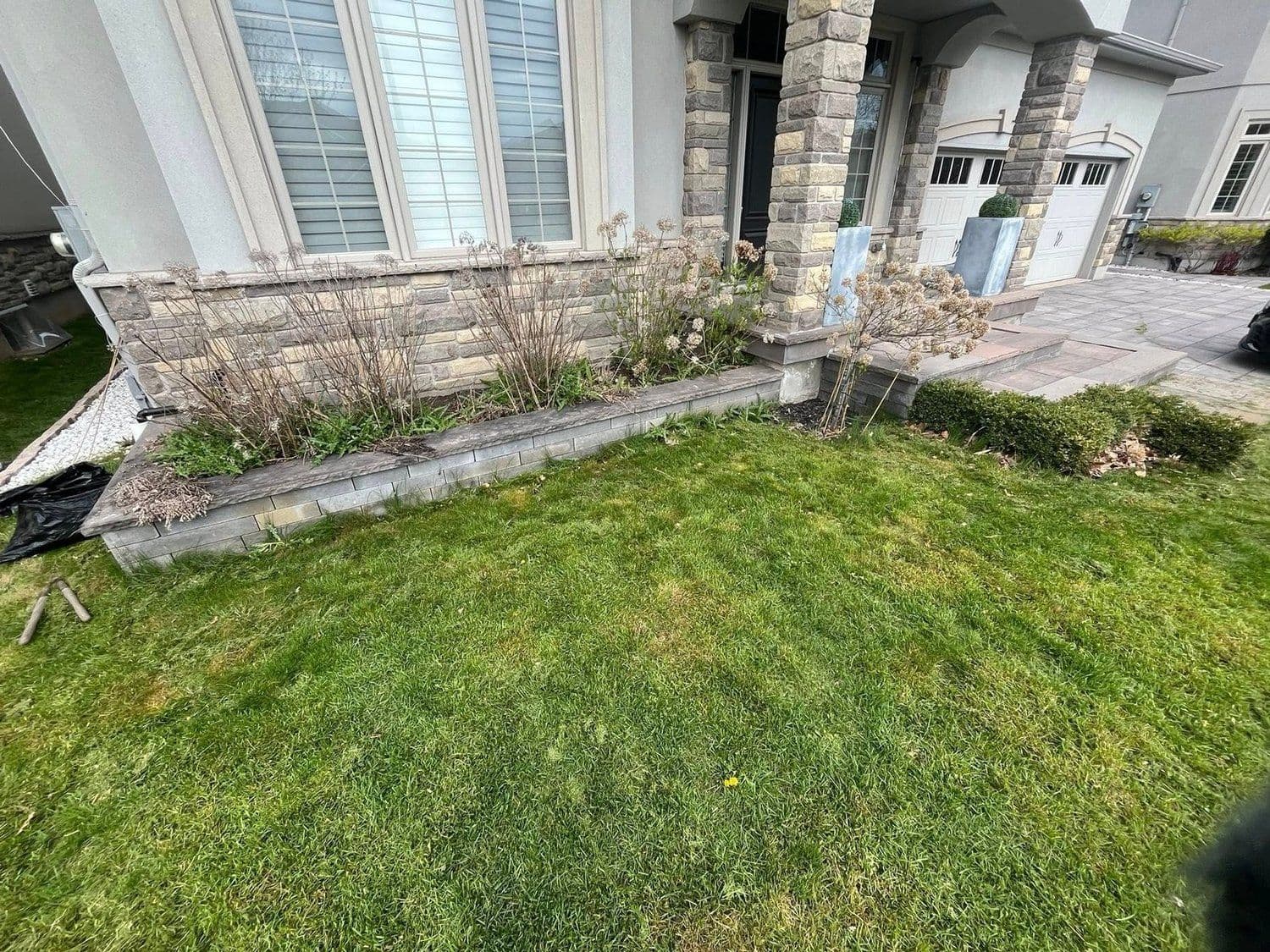 Tidy green lawn and clean garden edge along the side of a home